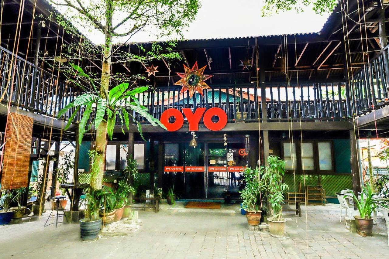 Oyo 1093 Ali'S Motel Teluk Bahang Exterior photo