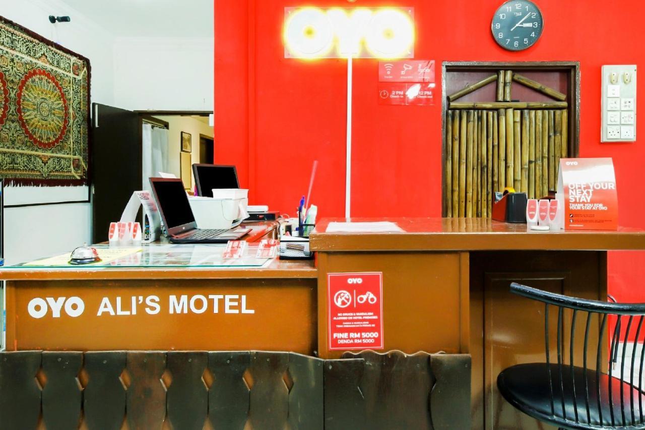 Oyo 1093 Ali'S Motel Teluk Bahang Exterior photo